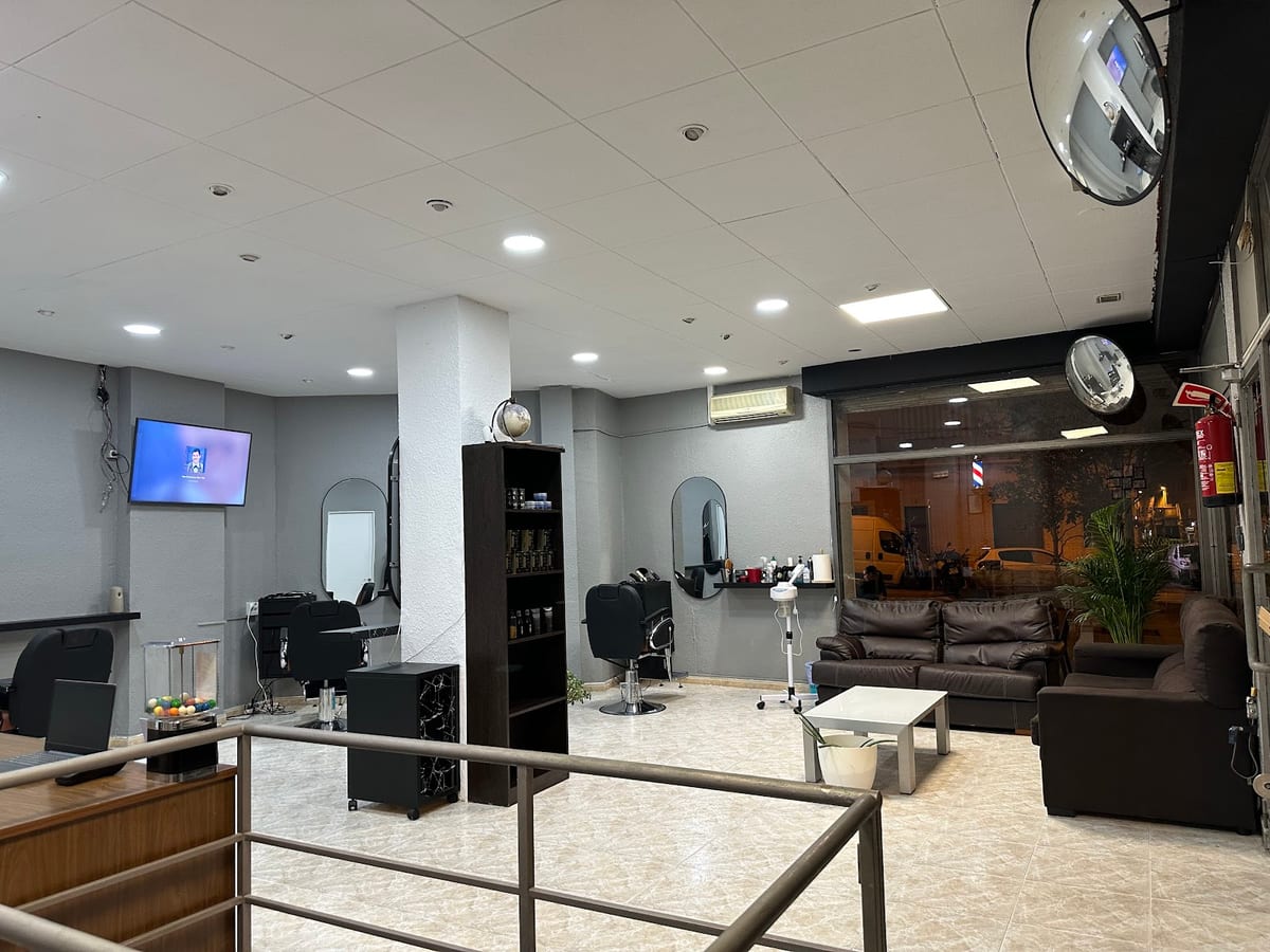 Barberia @Area.51 barberos venezolanos — belleza & estética en Barcelona