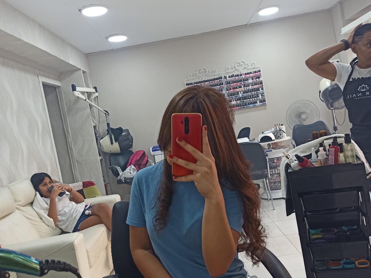 Salón de peluquería y estética Karina dominicano — peluquería latina en Sevilla