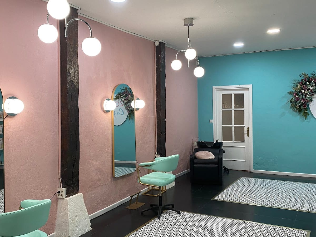 Zona Curly, los Expertos en Método Curly de Bilbao☀︎Creamos contigo la Rutina y el Color que realzan tus Rizos,Ondas y Afro — belleza & estética en Bilbao