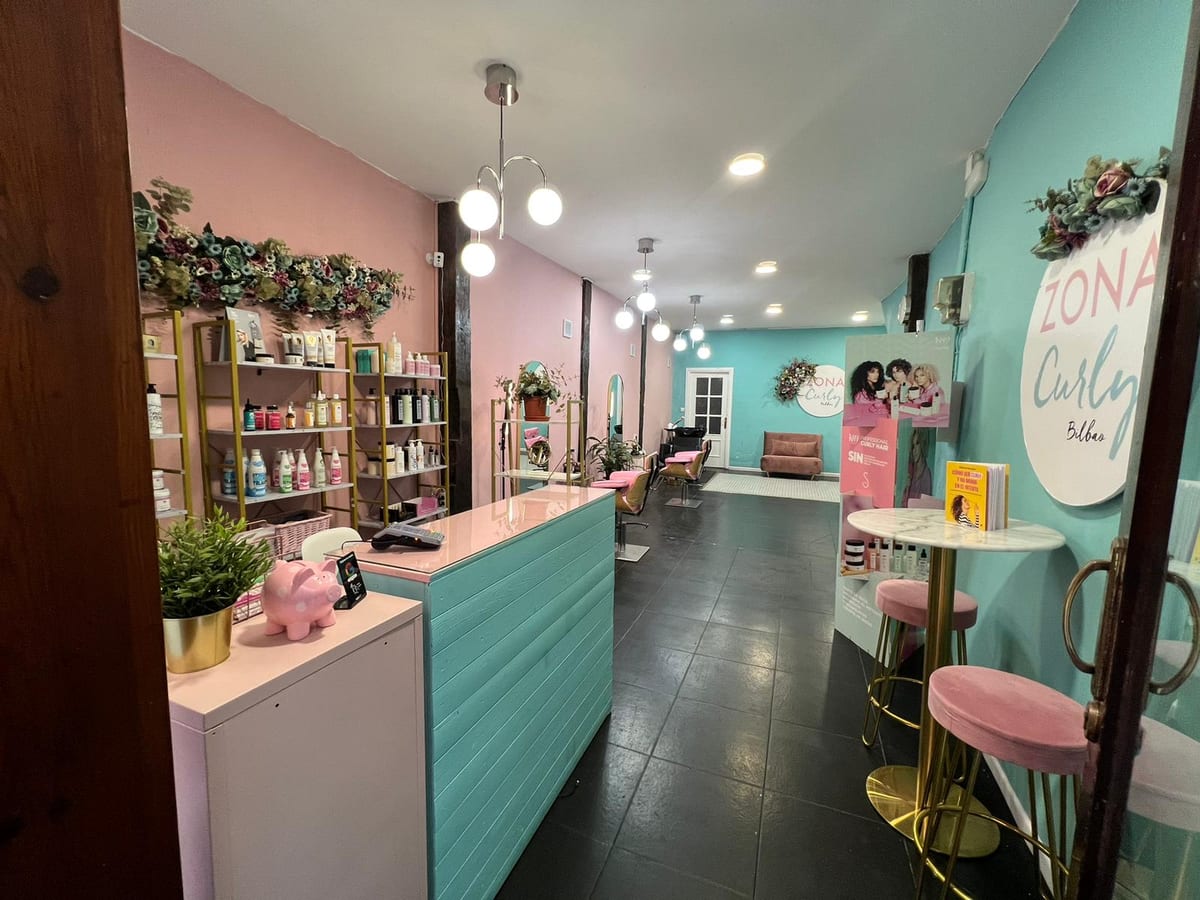 Zona Curly, los Expertos en Método Curly de Bilbao☀︎Creamos contigo la Rutina y el Color que realzan tus Rizos,Ondas y Afro — foto 2