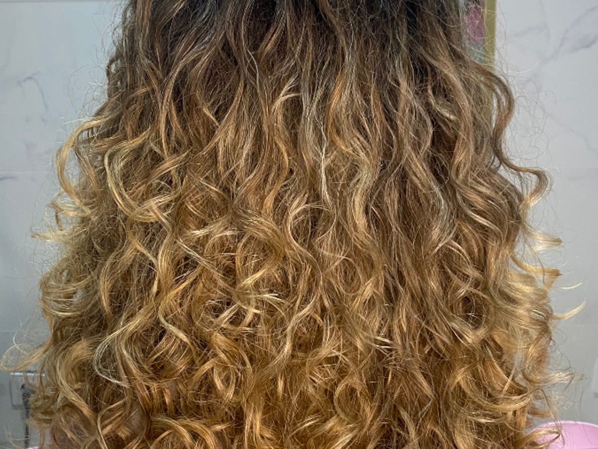 Zona Curly, los Expertos en Método Curly de Bilbao☀︎Creamos contigo la Rutina y el Color que realzan tus Rizos,Ondas y Afro — foto 3